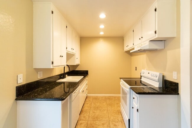 Building Photo - One Bedroom Condo w/ On-Site Parking Near ...