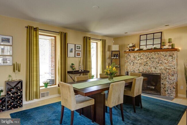 Building Photo - 1127 Winding Dr