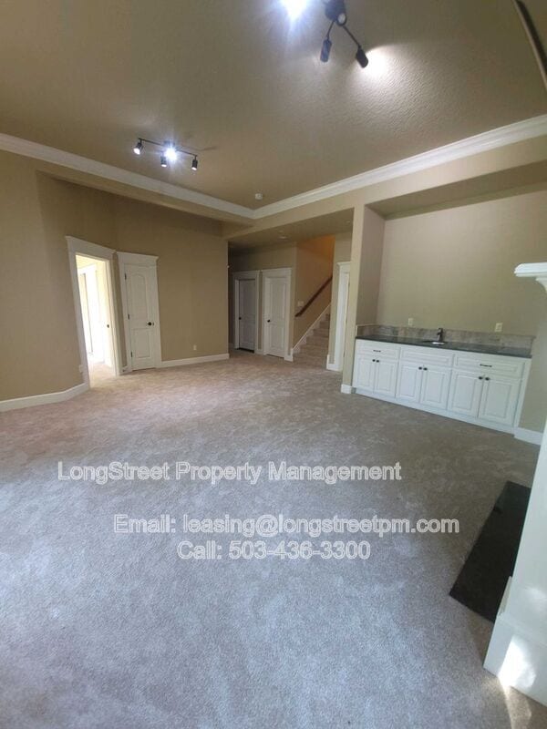 Building Photo - 9739 NW Henry Ct