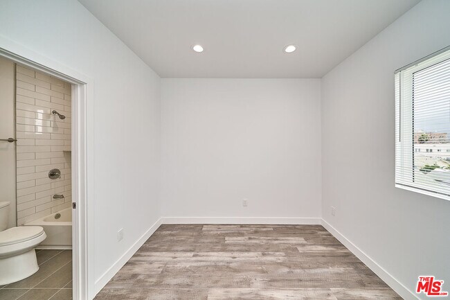 Building Photo - 603 1/2 W 41st St