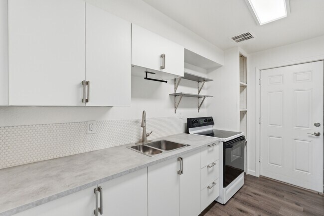 Building Photo - 1320 N 48th Pl