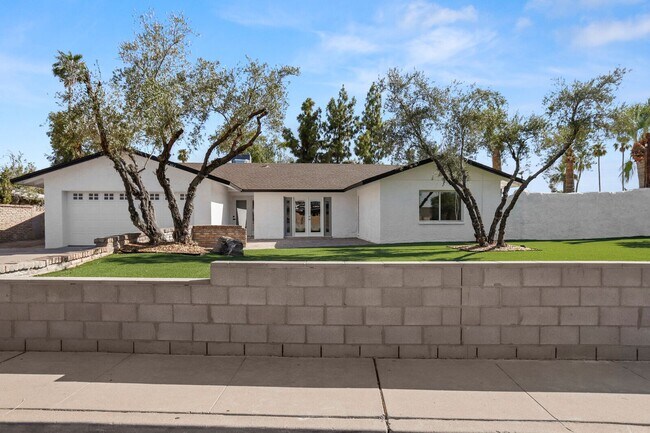 Building Photo - Prime ASU Location 5BR Home with Pool & Garage