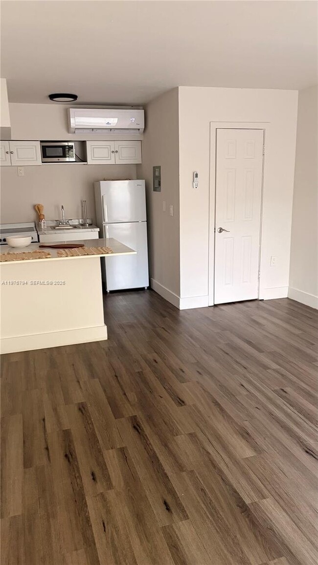 Building Photo - 2900 Bird Ave