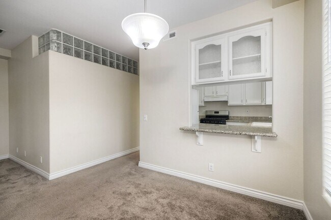 Building Photo - 2Bed/2Bath End Unit in Gated Community~ Ra...