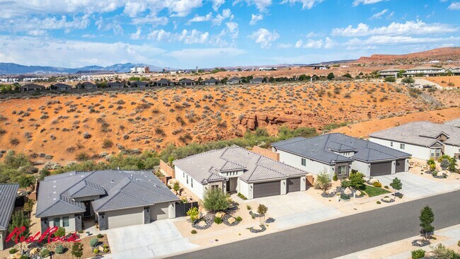 Building Photo - Stunning 4 Bedroom Home with Gorgeous Back...