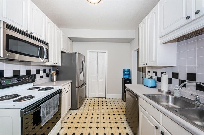 Building Photo - 833 1st St NE