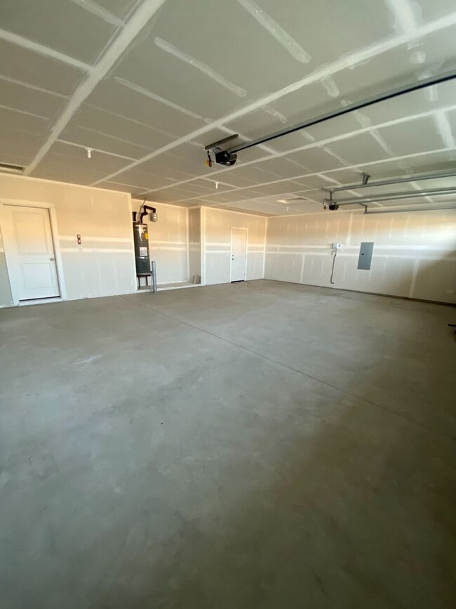 Building Photo - SINGLE FAMILY RANCHER ON ARROW LEAF (APP#146)