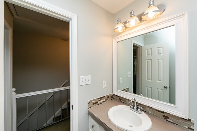 Building Photo - 510 N Poplar St