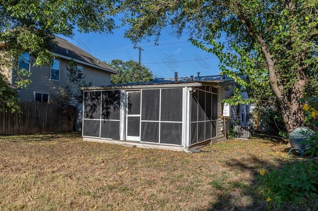 Building Photo - Cozy 2/BR 2/BA One-Level Home with Sunroom & Stainless Steel Kitchen