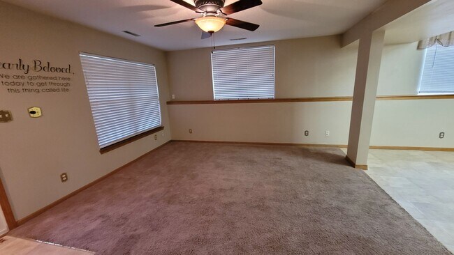 Building Photo - 3 Bedroom 1.5 bath, 2 stall garage Great SE location.