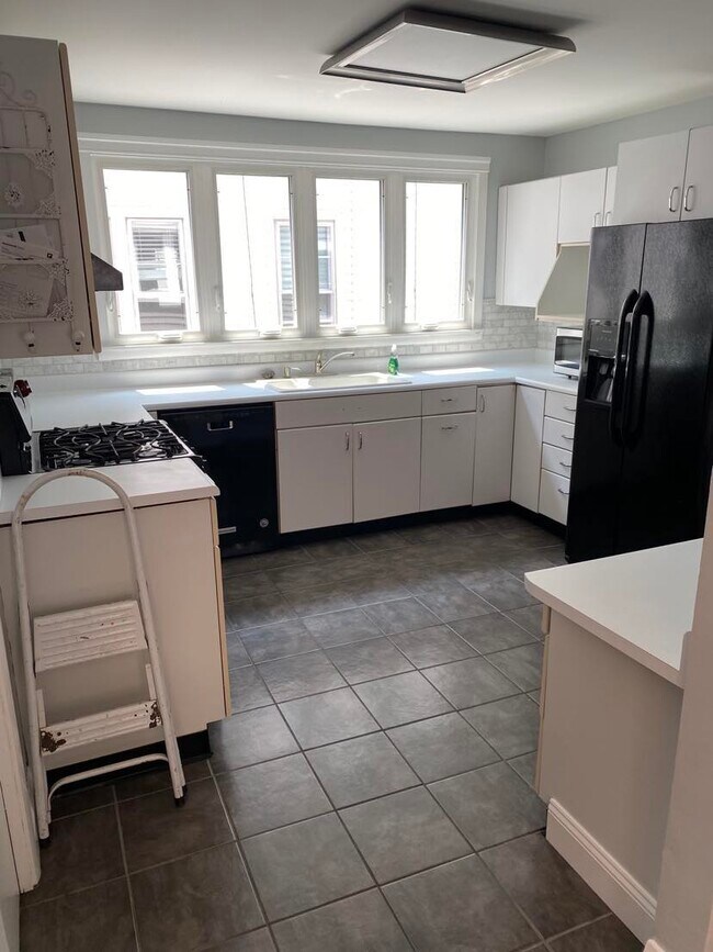 kitchen w/ dishwasher - 80 Carmel Rd