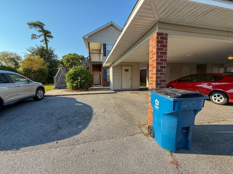 Building Photo - 210 Lantana Ct