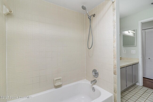 Building Photo - 841 Raintree Ave