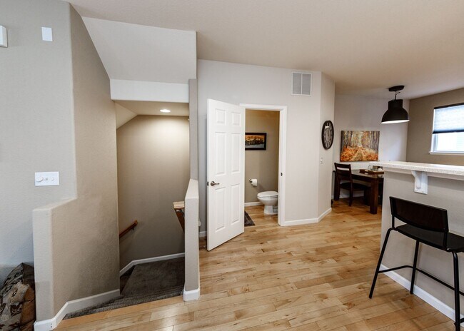 Building Photo - Fully Furnished Downtown 2 Bed, 4 Bath Executive Townhouse