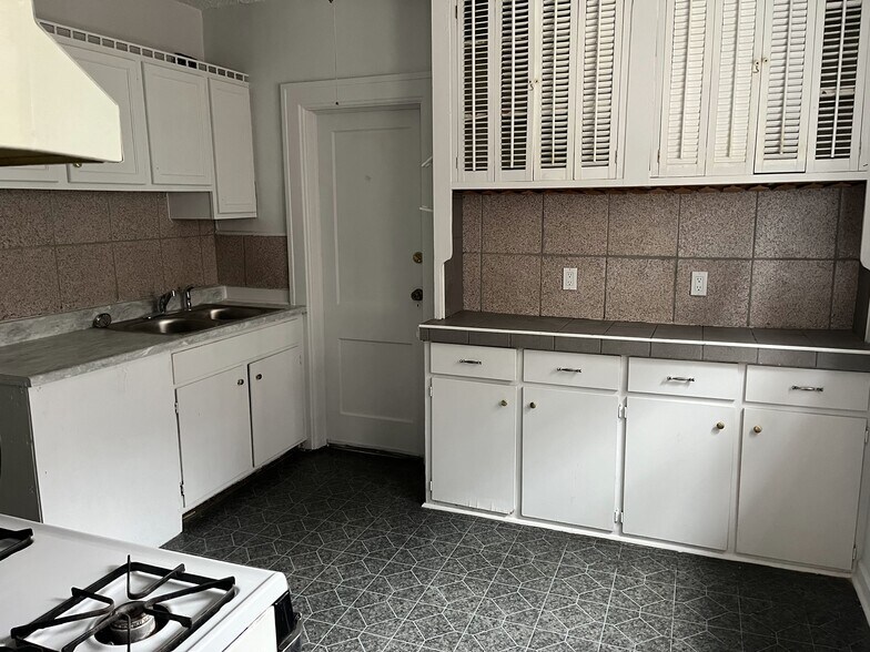 Building Photo - 911 W 9th St