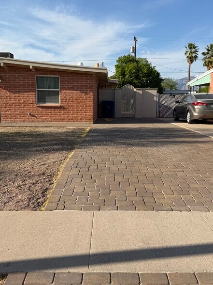 Building Photo - 2825 E 21st St