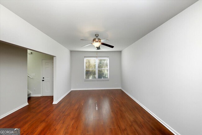 Building Photo - 541 Tulip Ln