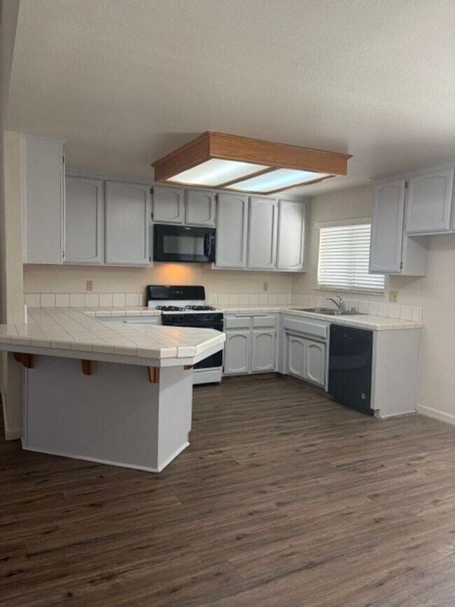Building Photo - 10808 Sunset Canyon Dr