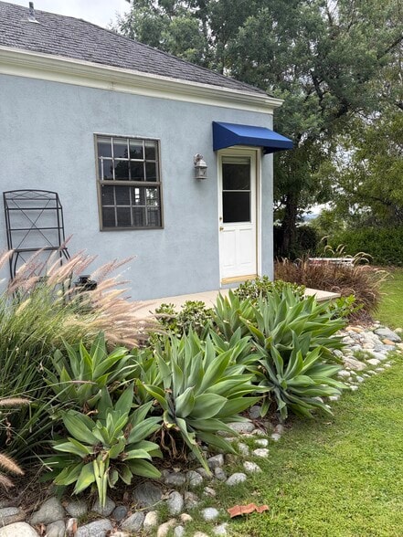 Entrance with deck for plants - 665 Rim Rd