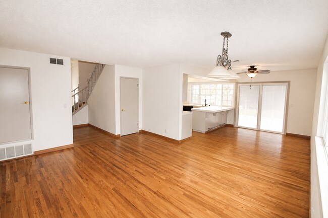 Building Photo - Spacious Corner Lot Home in Desirable Ventura Neighborhood!