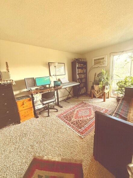 Building Photo - 1250 Golden Cir