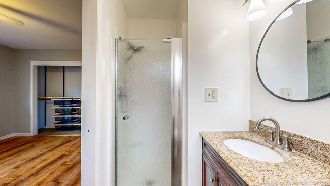 Building Photo - 3 Bedroom 2 Full Bath with Private Yard and 1 Car Garage !