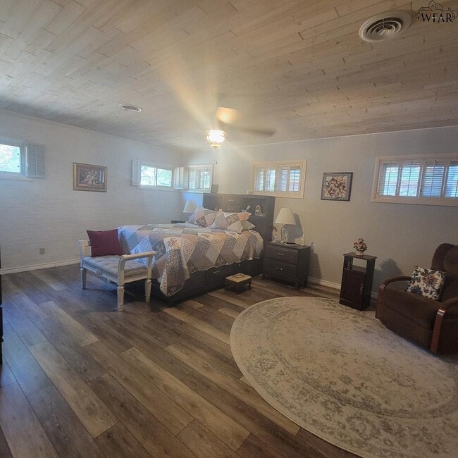 Building Photo - 2415 Martin St