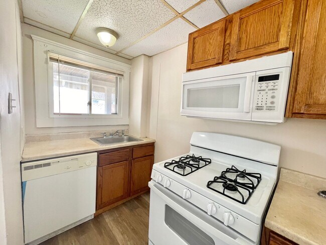 Building Photo - 136-136 Cleveland St