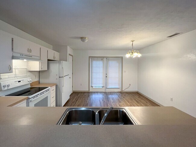 Building Photo - 3BR/2BA Home in Gated Turkey Creek!