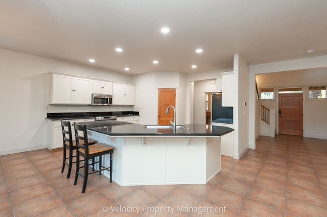 Building Photo - Beautiful NW Bend Home!