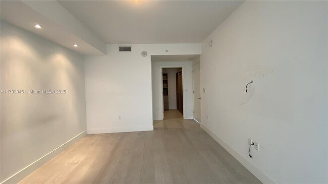 Building Photo - 10201 E Bay Harbor Dr