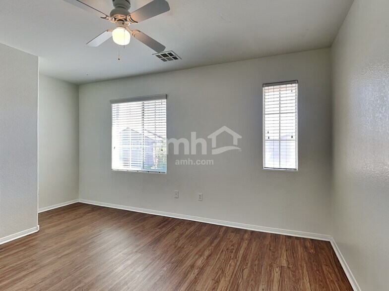 Building Photo - 10822 Elfstrom Ave