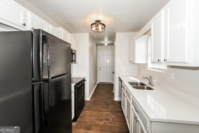 Building Photo - 9430 Sleepy Hollow Ln