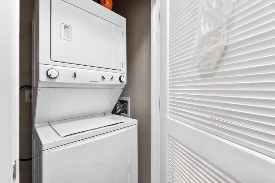 Building Photo - 145 Riverhaven Dr