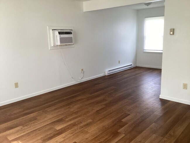 Building Photo - 915 Woodland Ave