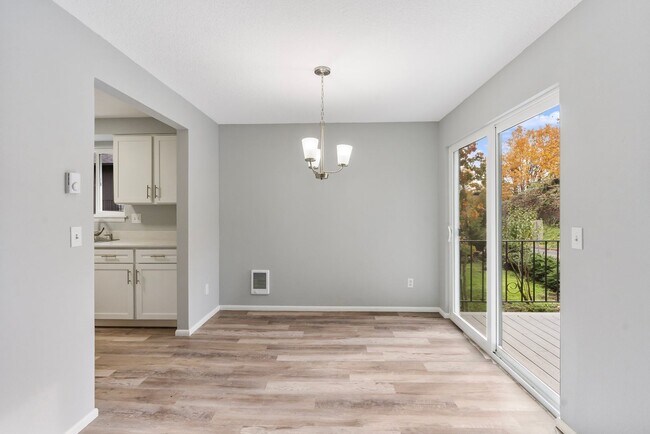 Building Photo - Charming, newly renovated West Linn apartment