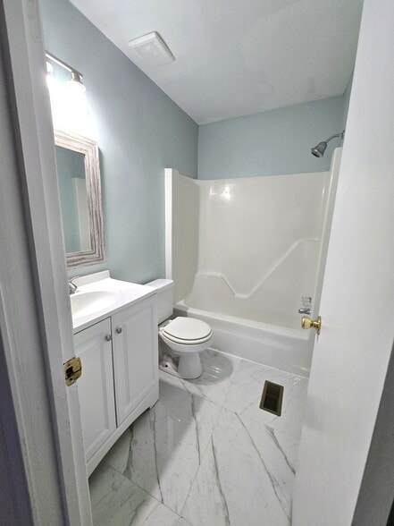 Building Photo - 3912 Riverside Cir