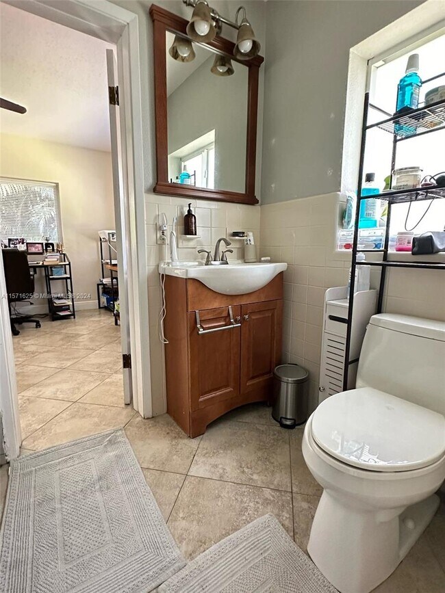 Building Photo - 1753 NE 18th St