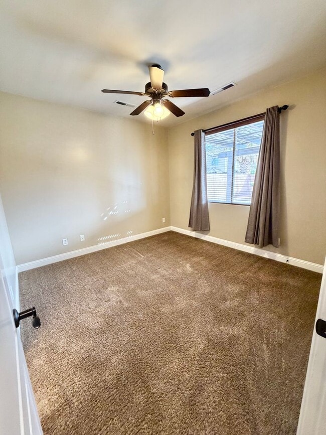 Building Photo - Beautiful 4 bed 2.5 bath Home!