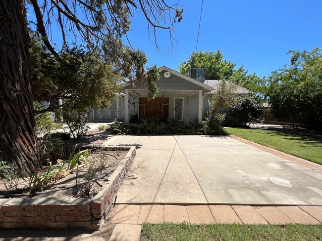 Building Photo - Charming home
