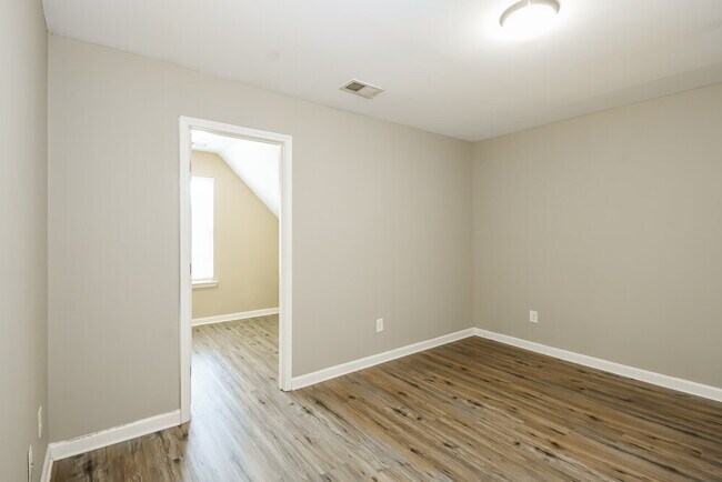 Building Photo - 48 Crescent Chase