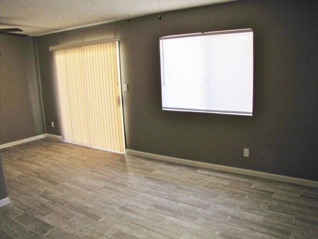 Building Photo - 1124 Plaza Oro Loma
