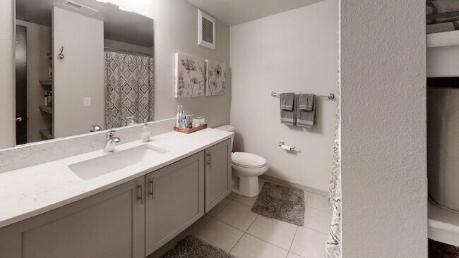 Building Photo - Beautiful Loft Apartment in the Heart of D...