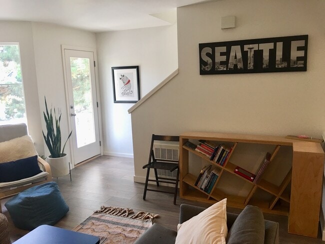 Building Photo - Stylish Townhome in Broadview