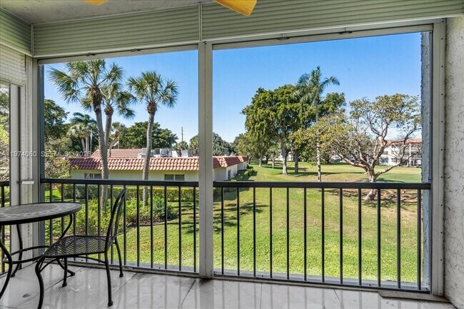 Building Photo - 811 S Hollybrook Dr