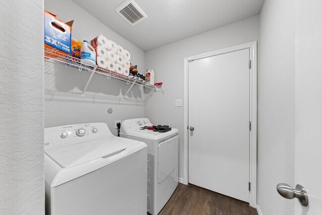 Building Photo - Spacious 3-Bed Home with Pool Access, Trails, and Fenced Yard in Converse