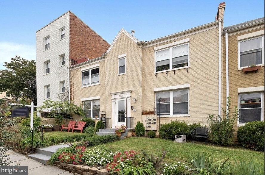 Building Photo - 302 Todd Pl NE