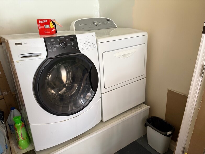 Building Photo - 1902 N Daniel St