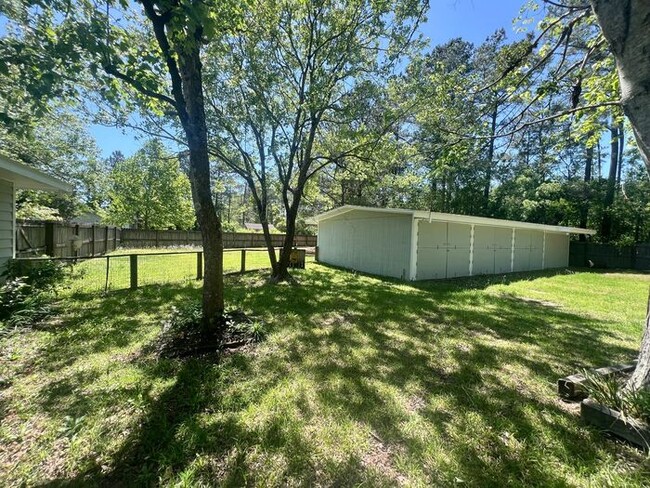 Building Photo - Freshly paint! No Carpet! Barn/Garage! Fir...