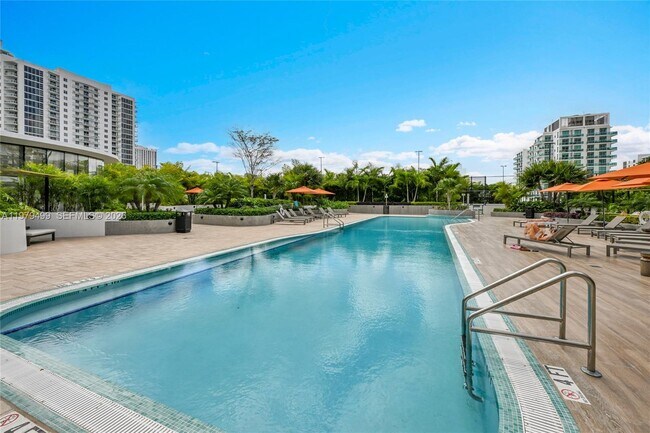 Building Photo - 700 NE 24th St